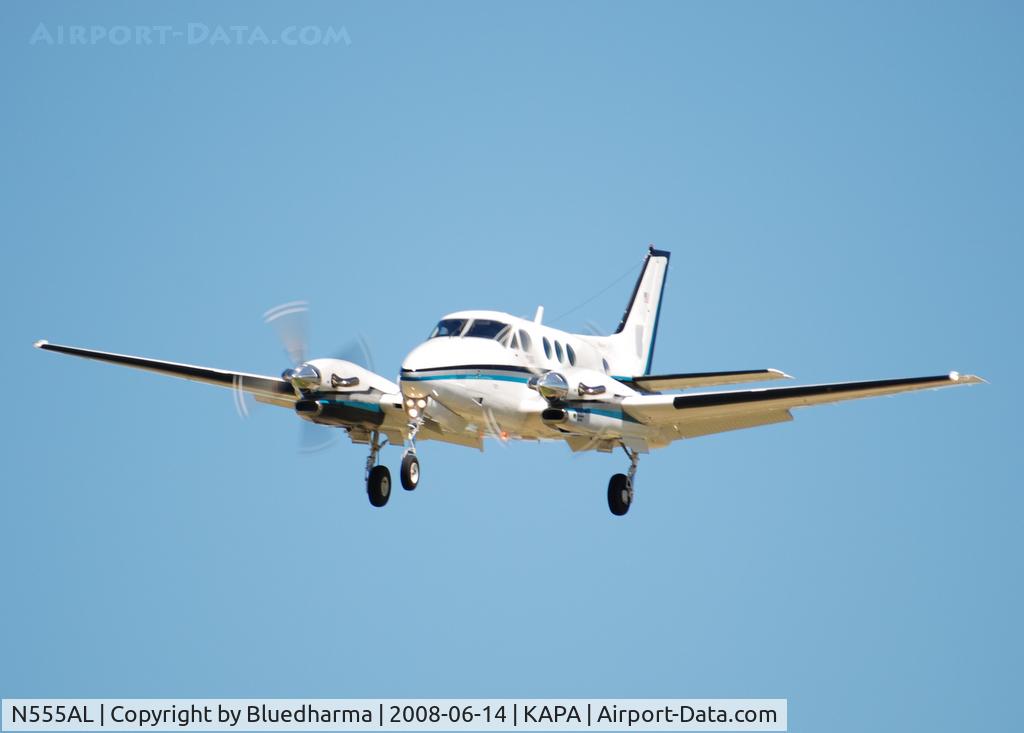N555AL, 1990 Raytheon Aircraft Company C90A C/N LJ-1268, On final approach to 17L.