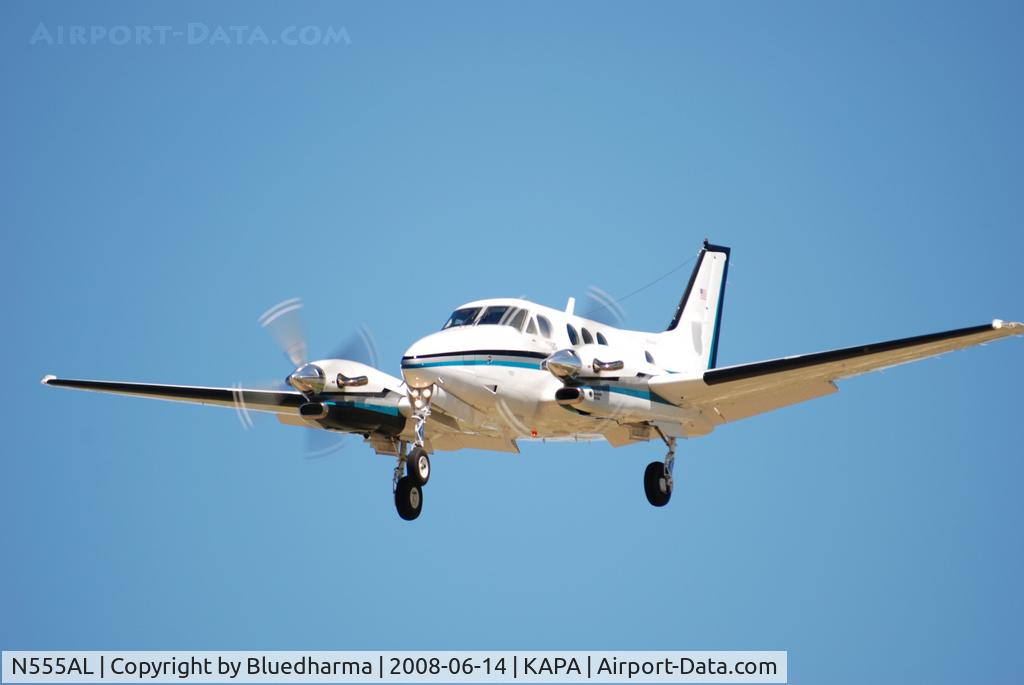 N555AL, 1990 Raytheon Aircraft Company C90A C/N LJ-1268, On final approach to 17L.