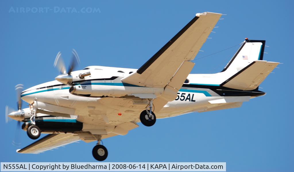 N555AL, 1990 Raytheon Aircraft Company C90A C/N LJ-1268, On final approach to 17L.