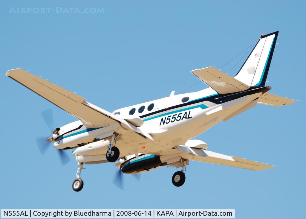 N555AL, 1990 Raytheon Aircraft Company C90A C/N LJ-1268, On final approach to 17L.