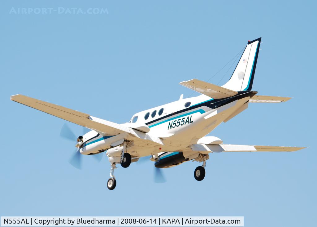 N555AL, 1990 Raytheon Aircraft Company C90A C/N LJ-1268, On final approach to 17L.