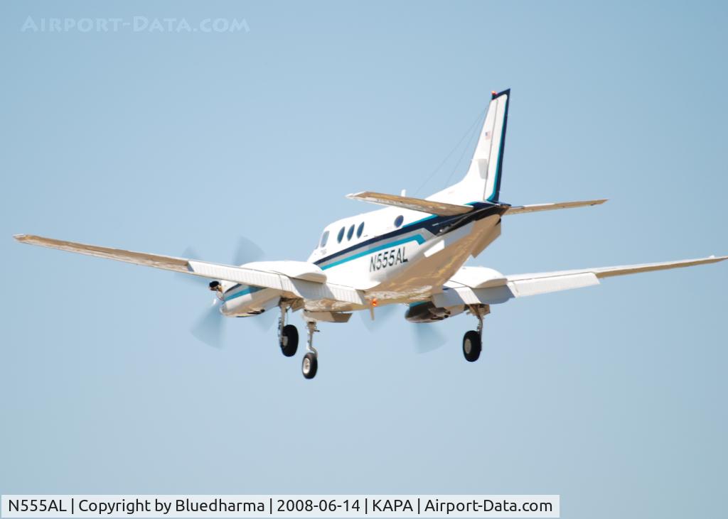 N555AL, 1990 Raytheon Aircraft Company C90A C/N LJ-1268, On final approach to 17L.