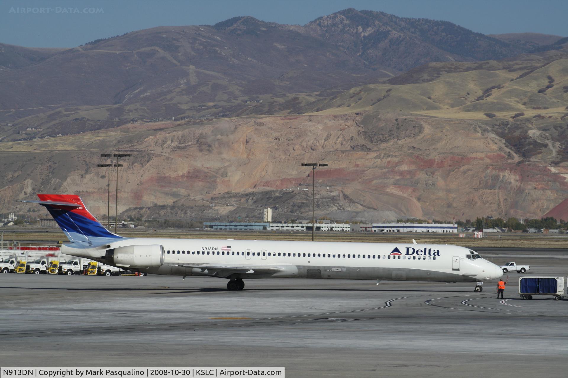 N913DN, 1996 McDonnell Douglas MD-90-30 C/N 53393, MD-90-30
