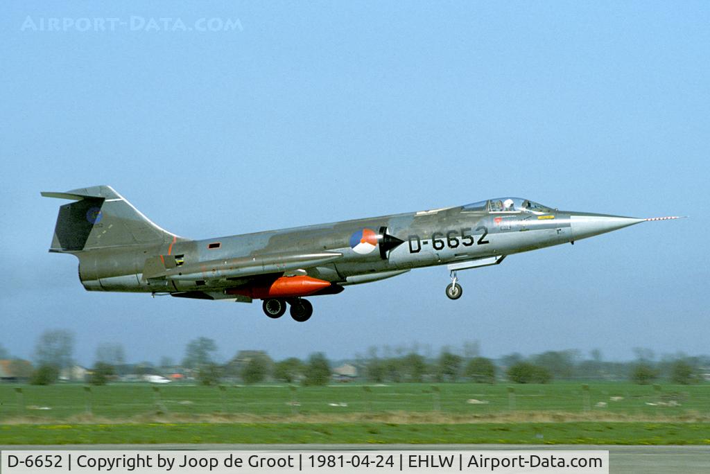 D-6652, Lockheed F-104G Starfighter C/N 683-6652, After the F-16 had entered service the F-104 Starfighter got a less glamorous task of target towing. D-6652 comes in for landing fitted with the red target towing pods. This aircraft has also the badge of the target towing flight (TTF) of the tail.