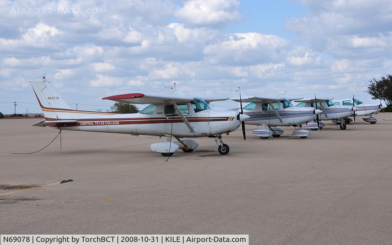 N69078, 1981 Cessna 152 C/N 15285345, Central Texas College Cessna on the ramp at ILE.