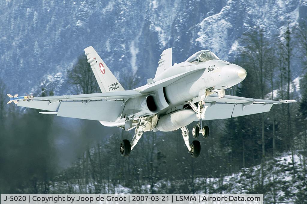 J-5020, McDonnell Douglas F/A-18C Hornet C/N 1369/SFC020, In snowy conditions the light seems to come from underneath.