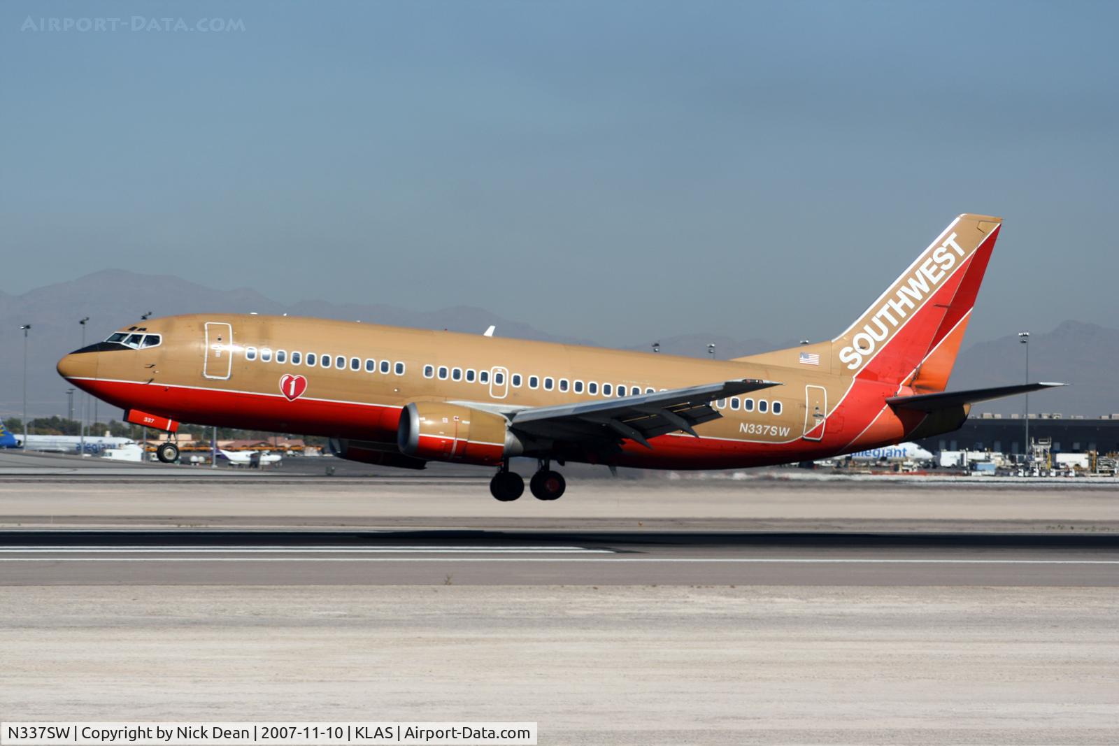 N337SW, 1988 Boeing 737-3H4 C/N 23959, KLAS