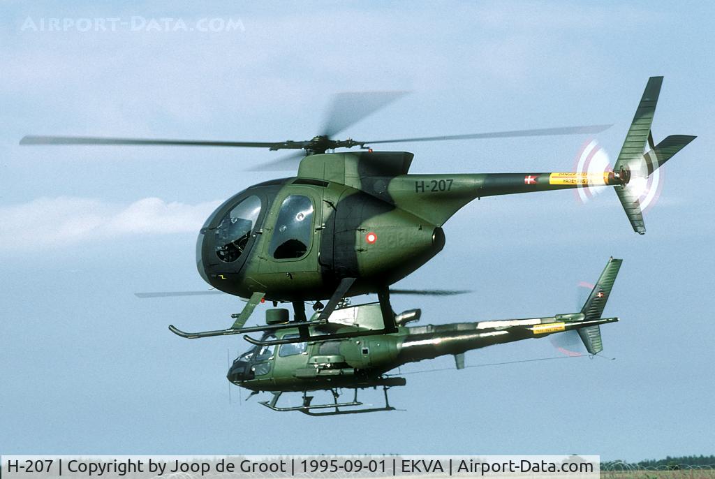 H-207, Hughes 500M C/N 41-0207M, The two helicopter types of the Danish Army flying together. The Hughes 369HM was a spotter heli, while the AS-550C2 had tank killer capabilities. The 369 is now wfu.