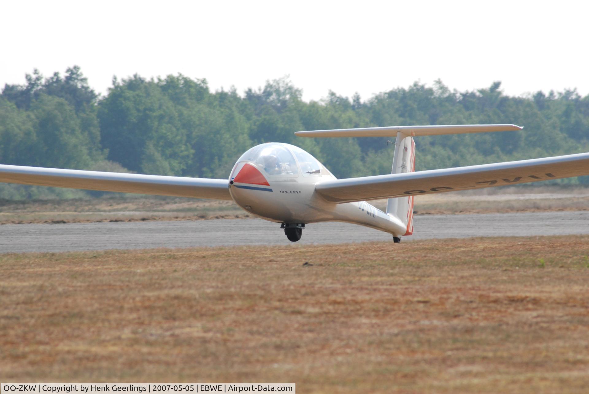 OO-ZKW, 1979 Grob G-103 Twin Astir C/N 3231, Landing