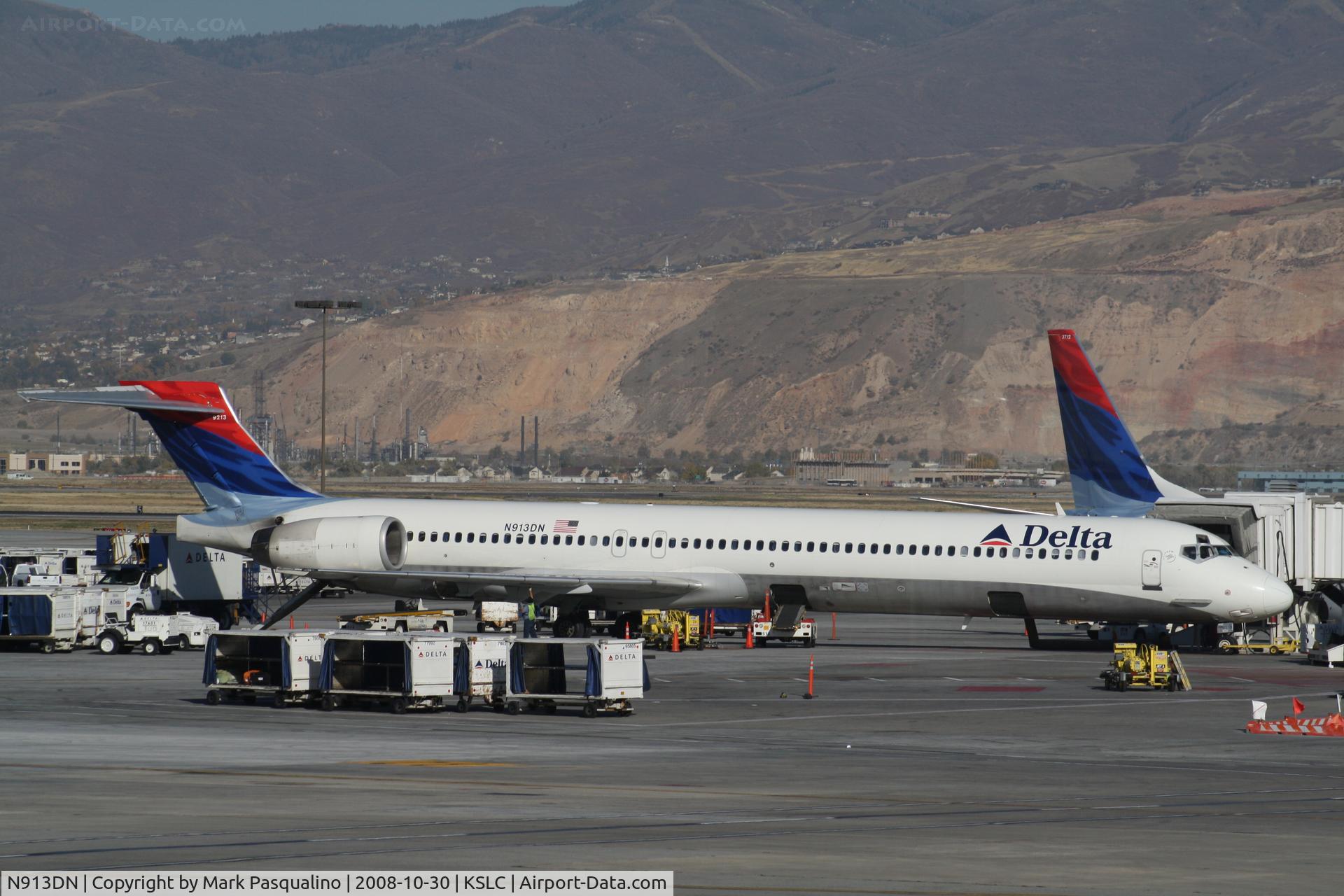 N913DN, 1996 McDonnell Douglas MD-90-30 C/N 53393, MD-90-30