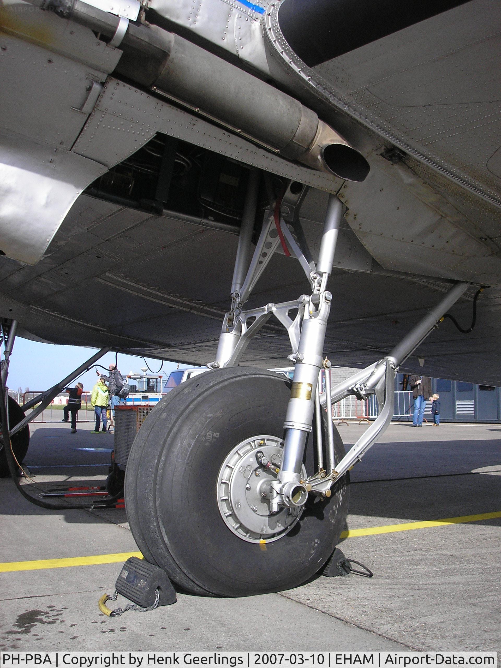 PH-PBA, 1943 Douglas DC-3C-S1C3G (C-47A-75-DL) C/N 19434, Landing gear PH-PBA