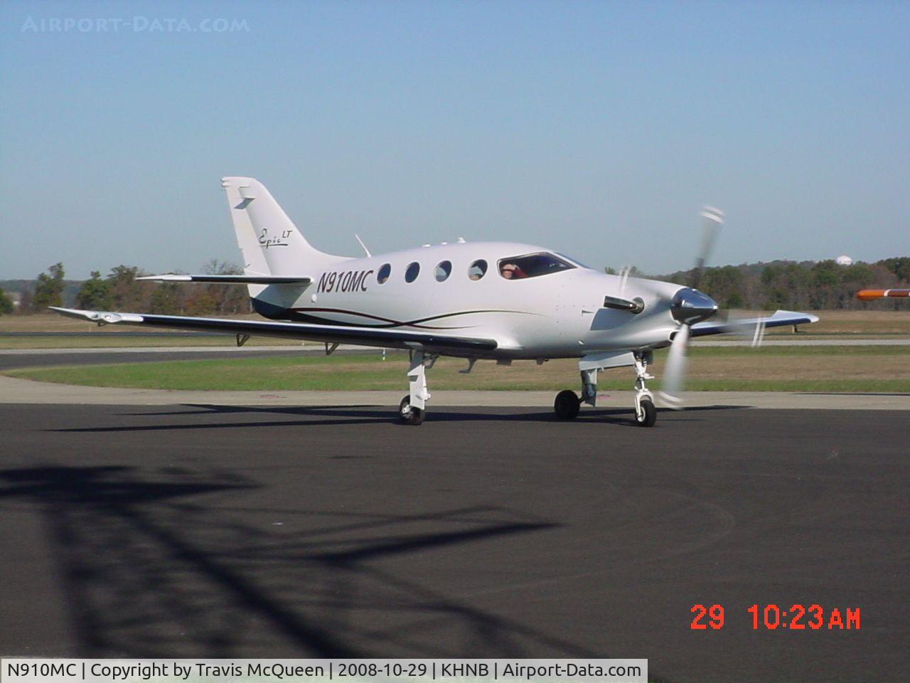 N910MC, 2008 AIR Epic LT C/N 020, Taxing to ramp...