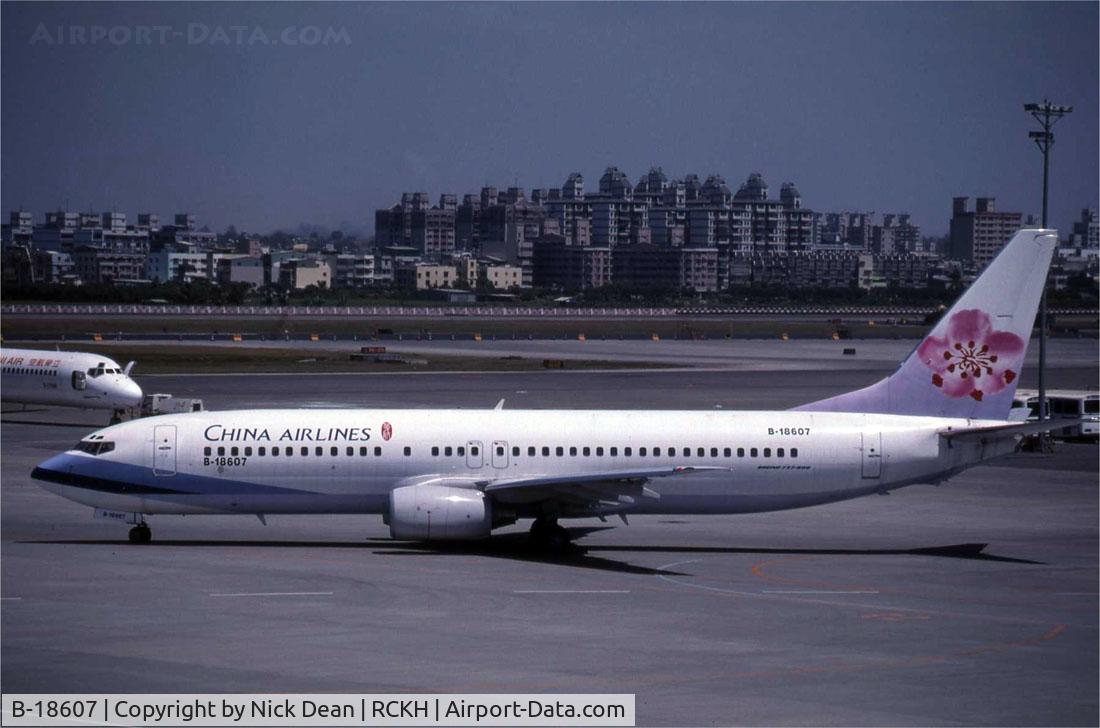 B-18607, Boeing 737-809 C/N 29104, Scanned from a slide