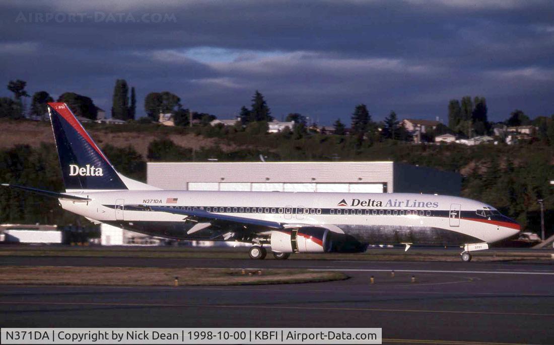 N371DA, 1998 Boeing 737-832 C/N 29619, Scanned from a slide