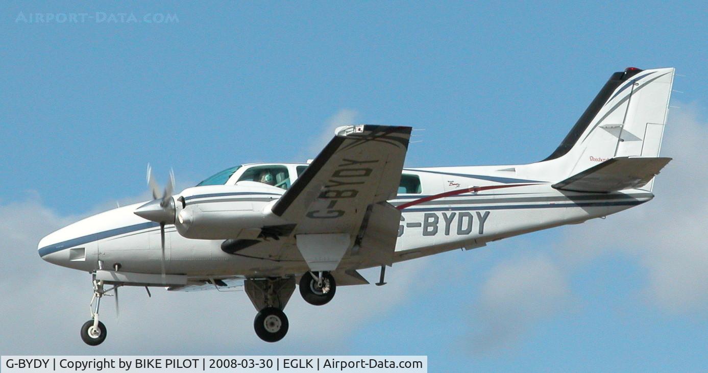 G-BYDY, 1998 Raytheon 58 Baron C/N TH-1852, BARON APPROACHING RUNWAY 25