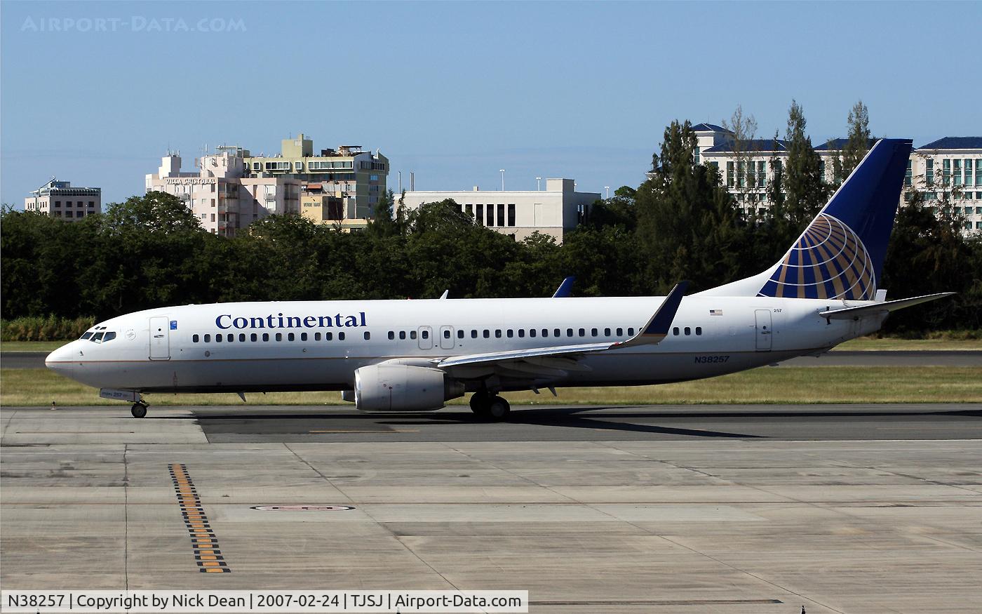 N38257, 2000 Boeing 737-824 C/N 30612, /