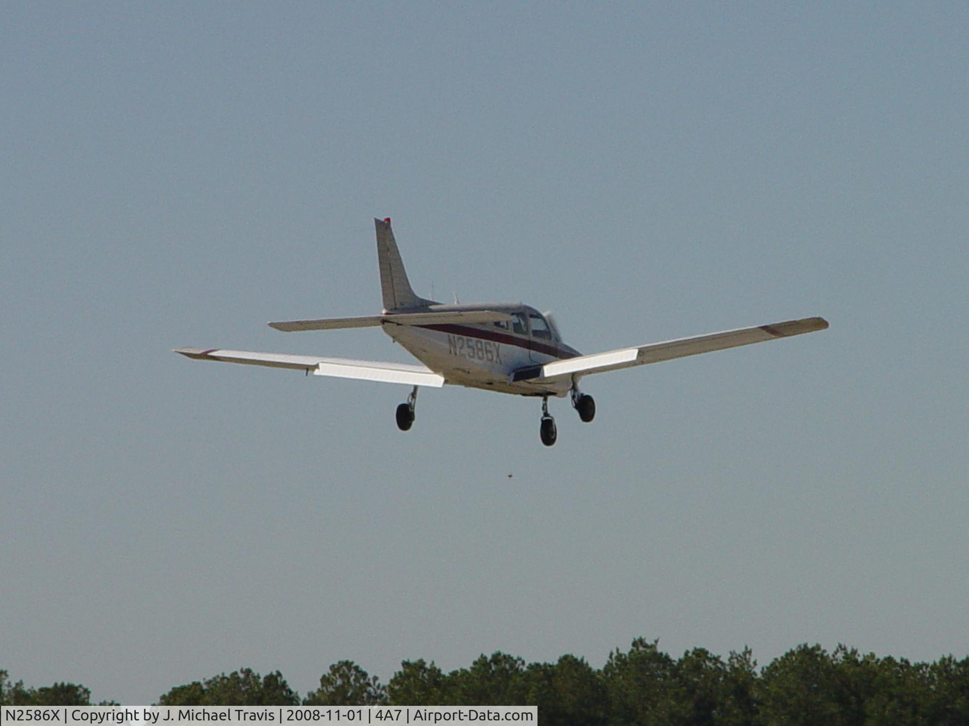 N2586X, 1985 Piper PA-28-181 C/N 28-8690003, Nice Archer landing at 6A2.