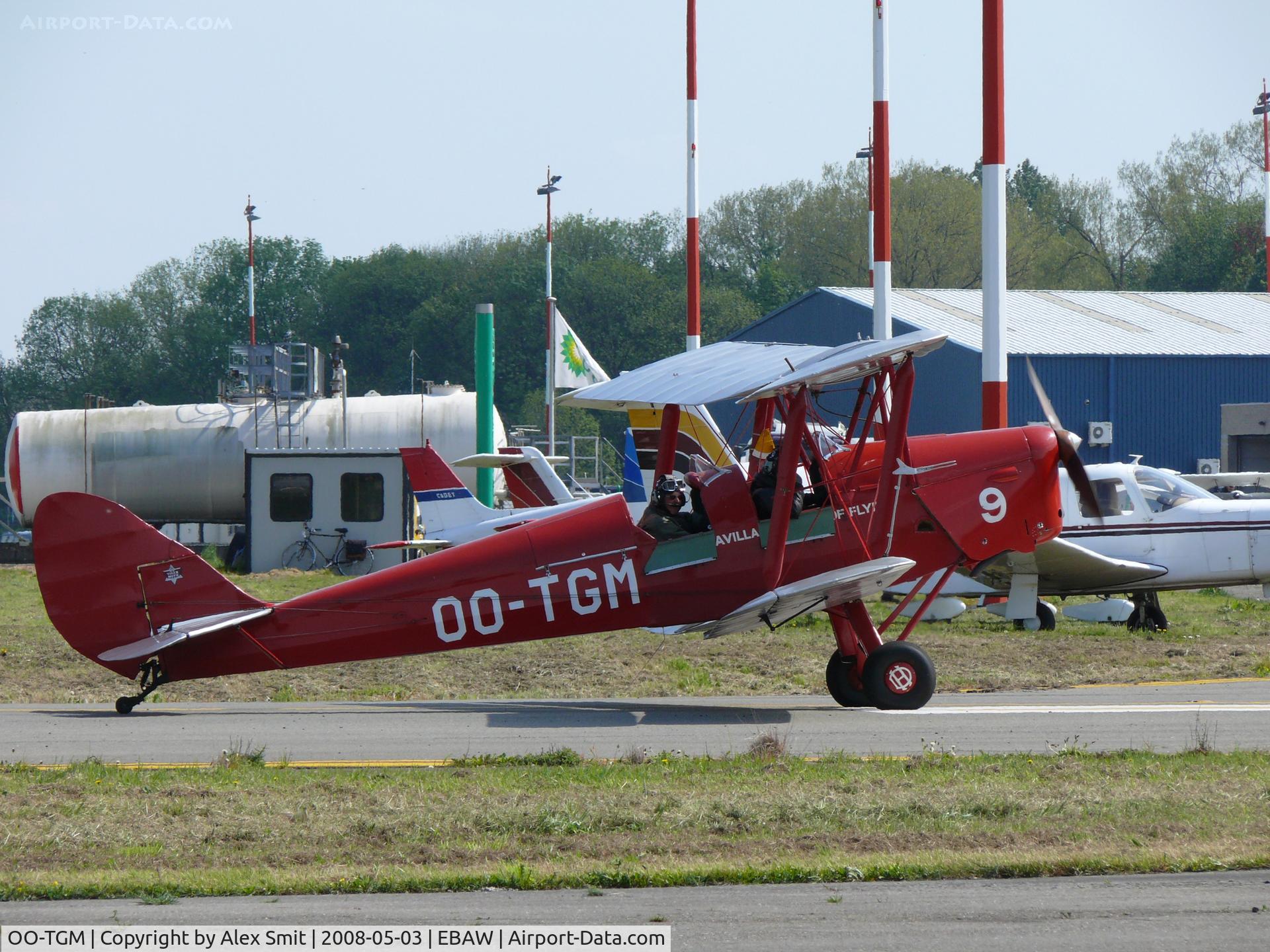OO-TGM, 1935 De Havilland DH-82A Tiger Moth II C/N 3318, De Havilland dH-82A Tiger Moth OO-TGM painted as de Havilland School of Flying 9