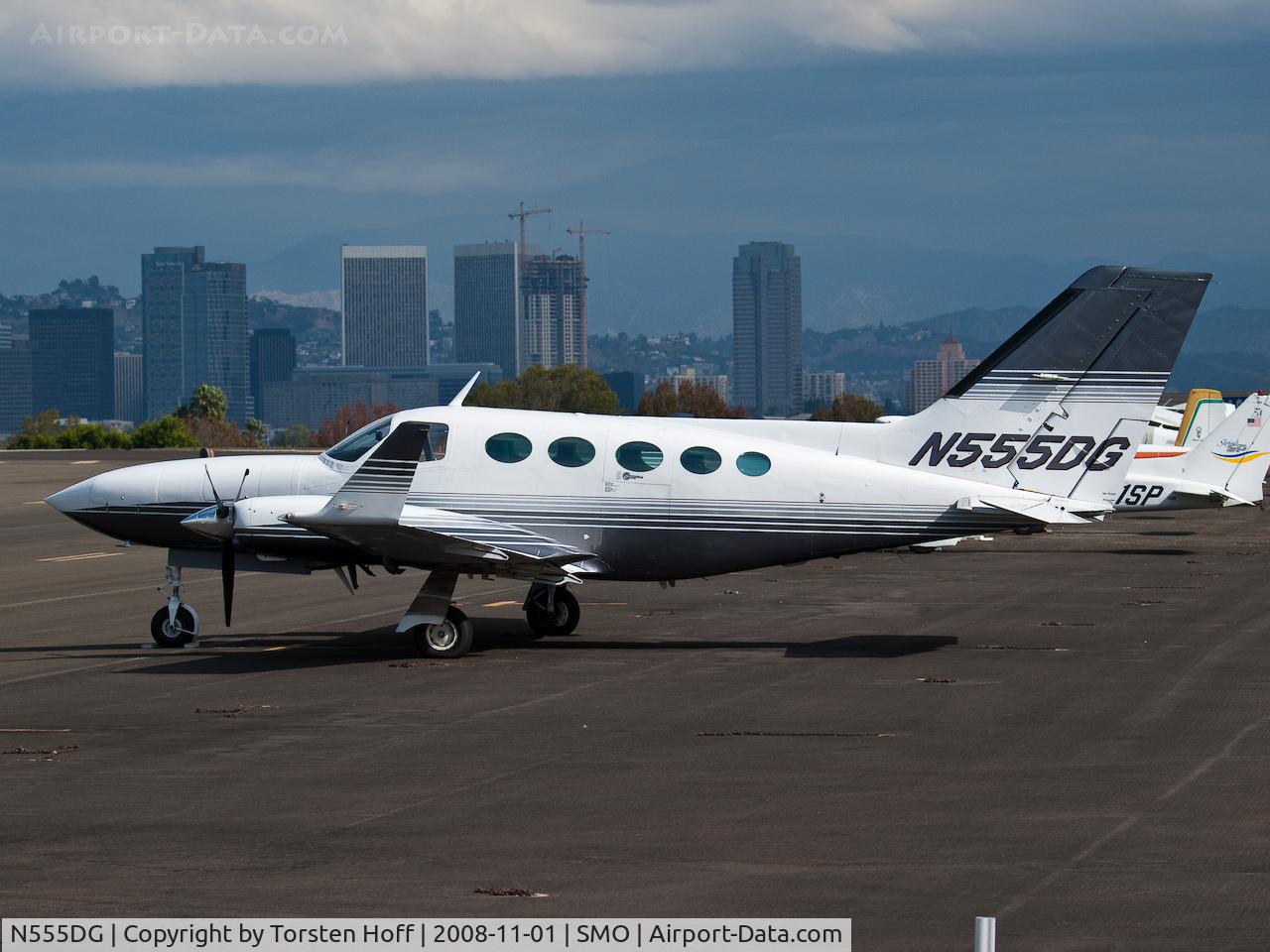 N555DG, Cessna 414A Chancellor C/N 414A0115, N555DG parked on the tarmac in Santa Monica