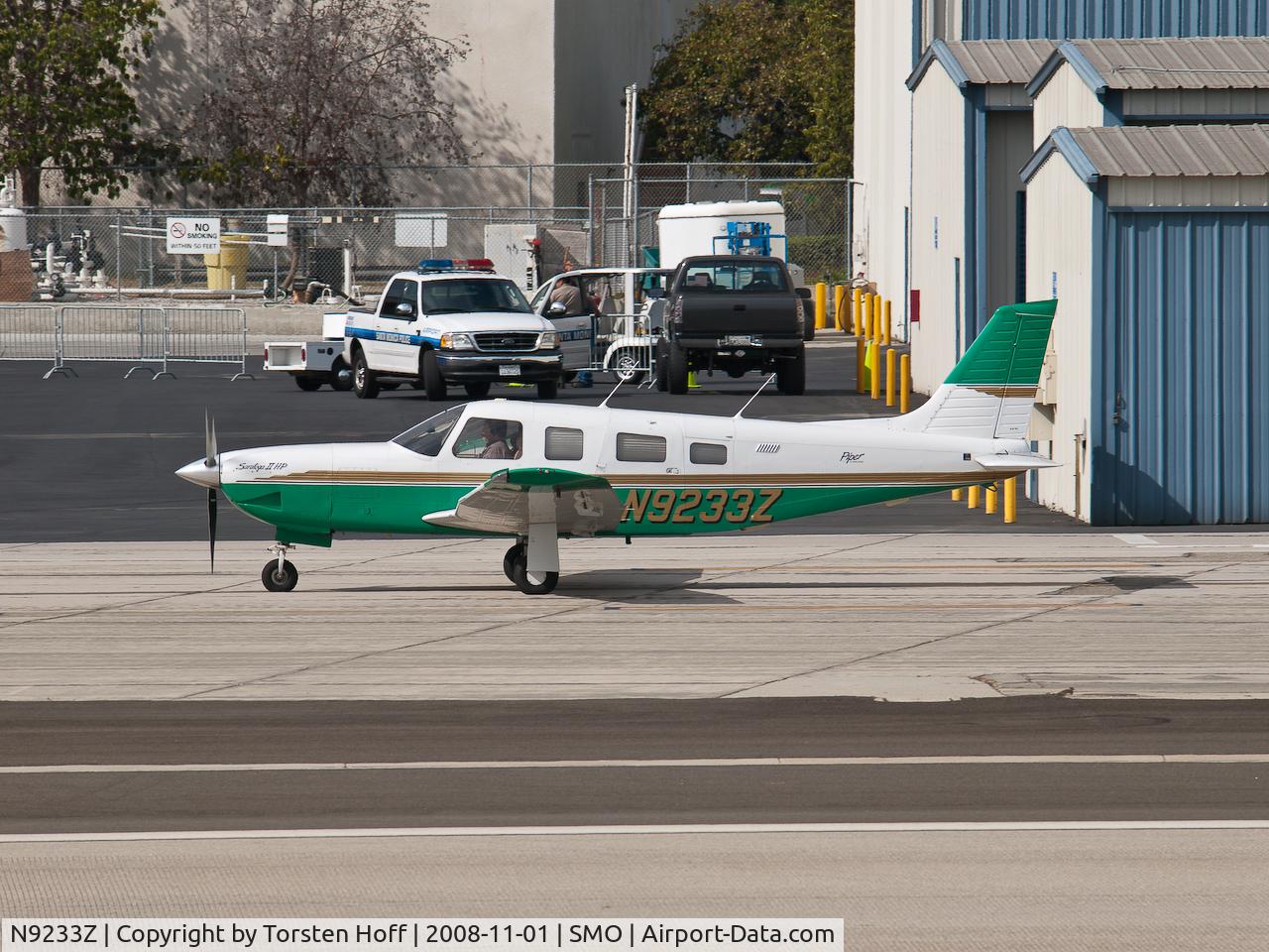 N9233Z, 1993 Piper PA-32R-301 C/N 3213062, N9233Z taxiing