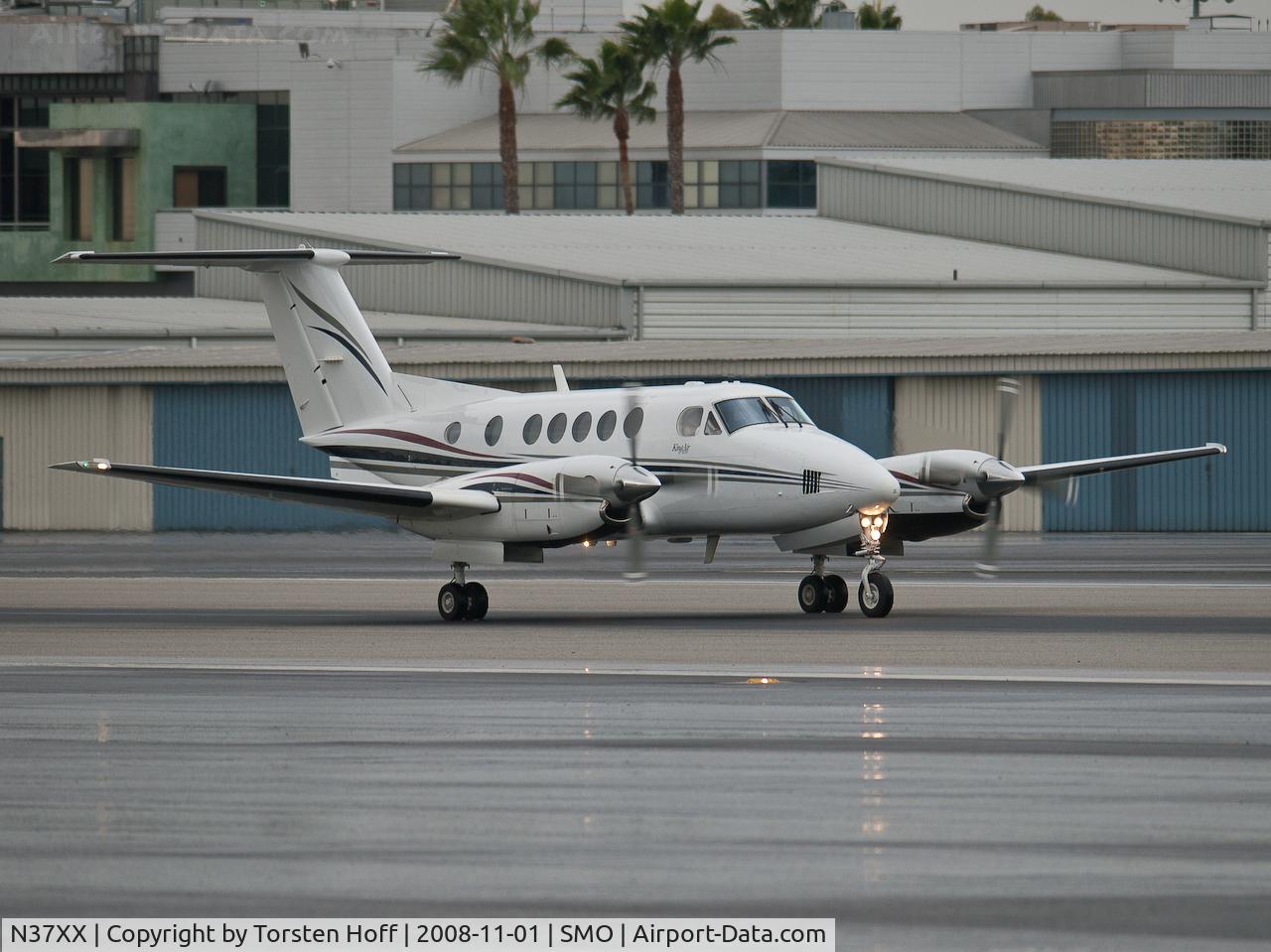 N37XX, 2000 Raytheon Aircraft Company B200 C/N BB-1719, N37XX arriving on RWY 03