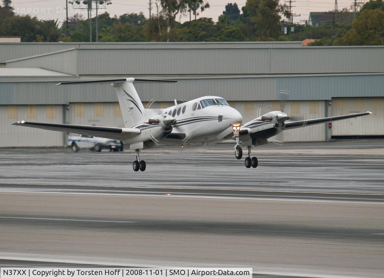 N37XX, 2000 Raytheon Aircraft Company B200 C/N BB-1719, N37XX departing from RWY 03