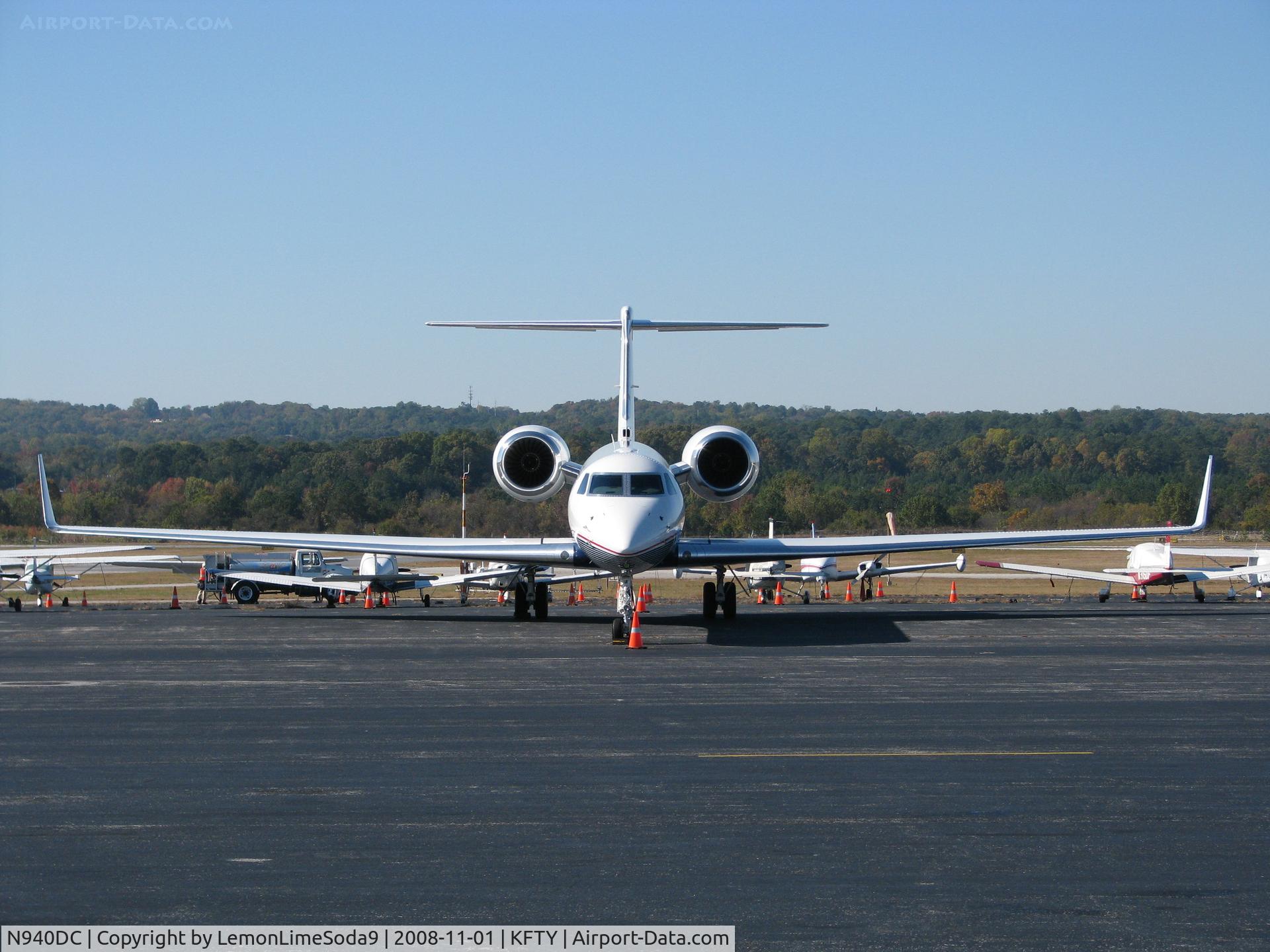 N940DC, 2006 Gulfstream Aerospace GV-SP (G550) C/N 5128, Just another day at the airport.
