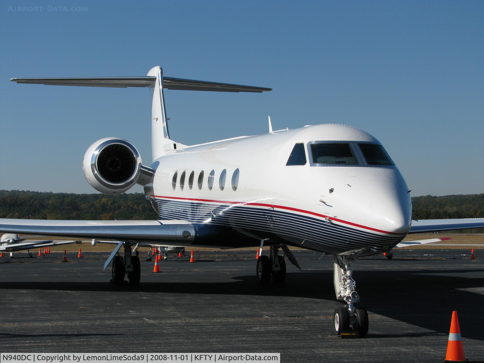 N940DC, 2006 Gulfstream Aerospace GV-SP (G550) C/N 5128, Just another day at the airport.