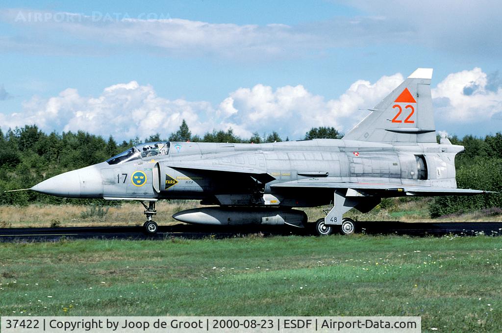 37422, Saab JA 37D Viggen C/N 37422, During the photo day of the exercise Baltic Link this Viggen was photographed. It was not long after the rain had stopped.