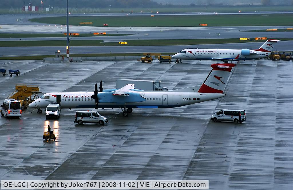 OE-LGC, 2000 De Havilland Canada DHC-8-402Q Dash 8 C/N 4026, Austrian arrows De Havilland Canada DHC-8-401