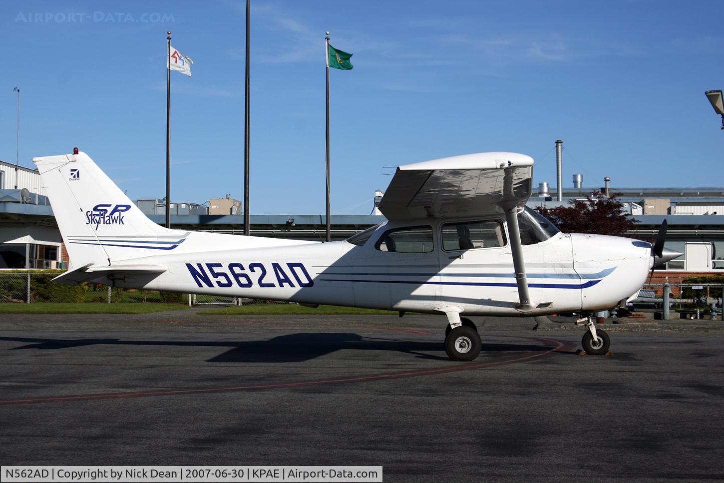 N562AD, 2003 Cessna 172S C/N 172S9549, /