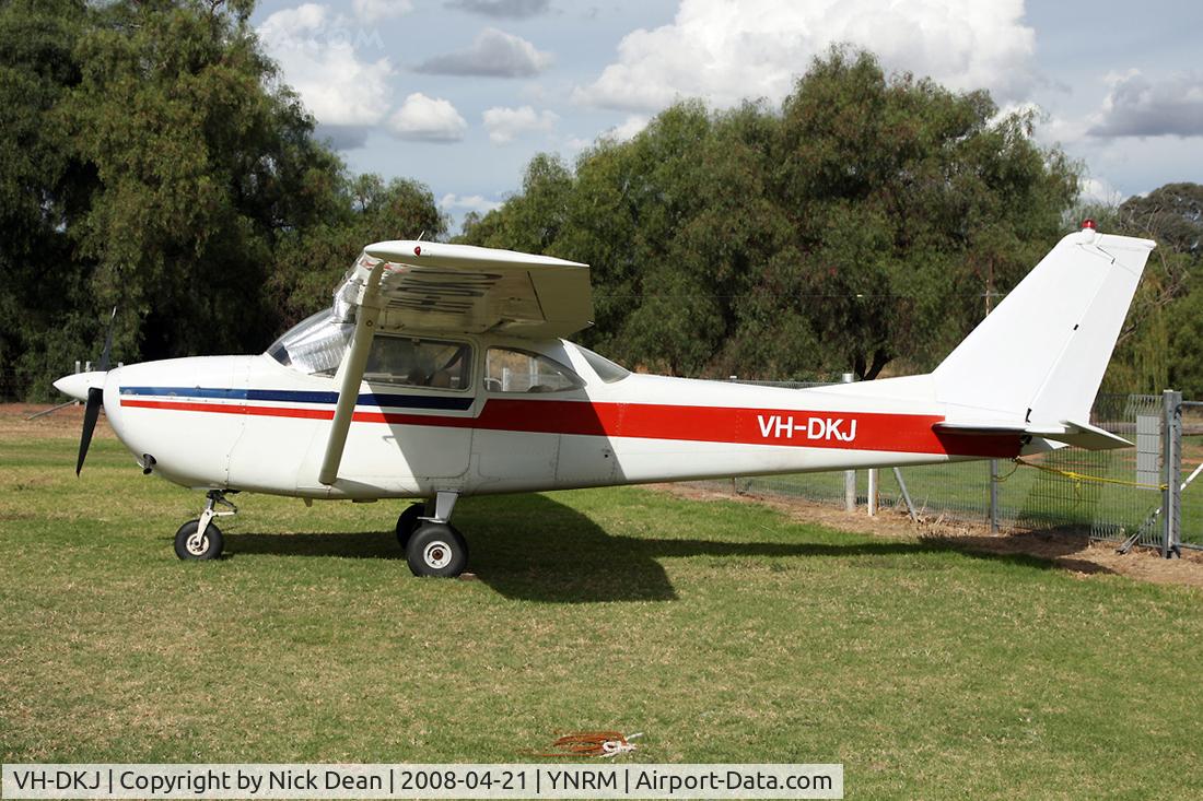 VH-DKJ, 1964 Cessna 172E C/N 17251138, /
