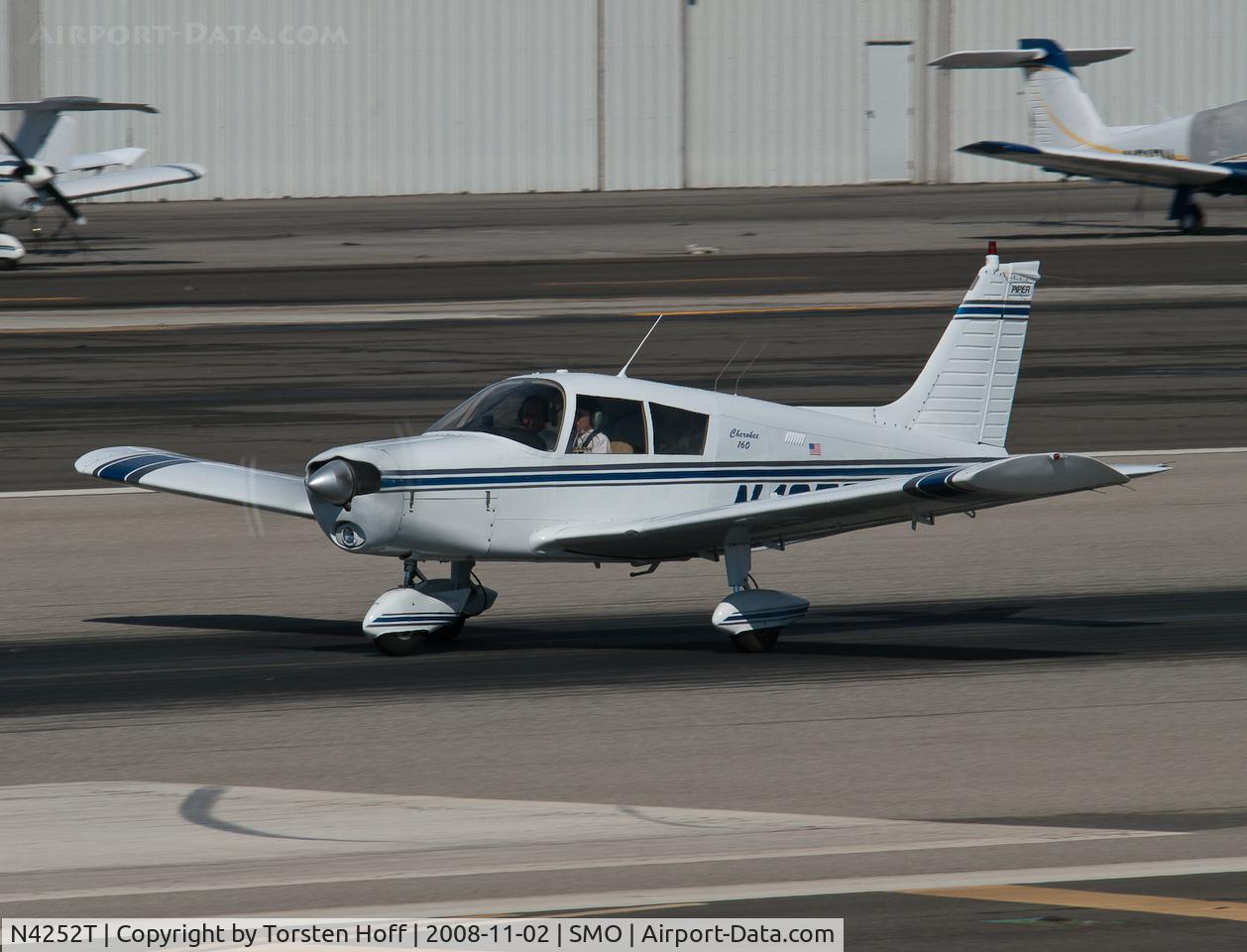 N4252T, 1971 Piper PA-28-140 C/N 28-7225105, N4252T departing from RWY 21