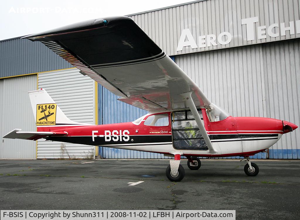 F-BSIS, Reims FR172H Reims Rocket C/N 0242, On right side with additional paratrooping logo... Outfitted for that since any days !!!