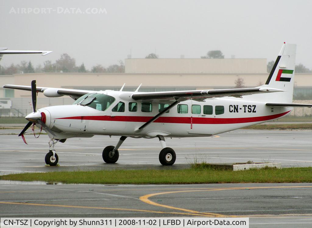 CN-TSZ, 2002 Cessna 208B Grand Caravan C/N 208B0966, Morrocco registration with UAE flag ! So interesting no ? Parked at the General Aviation area...