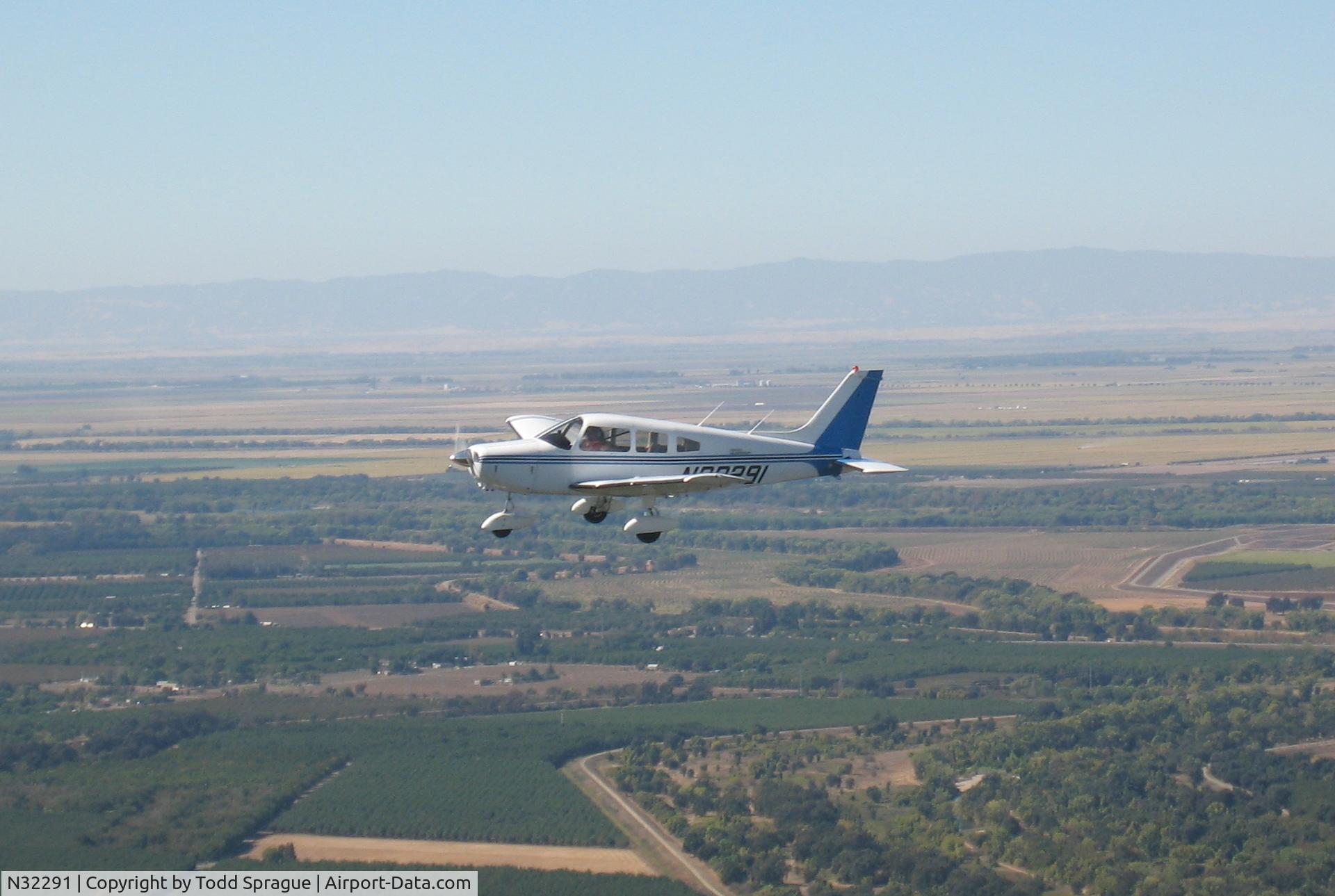 N32291, 1974 Piper PA-28-151 C/N 28-7515114, Flight over Folsom Lake, California