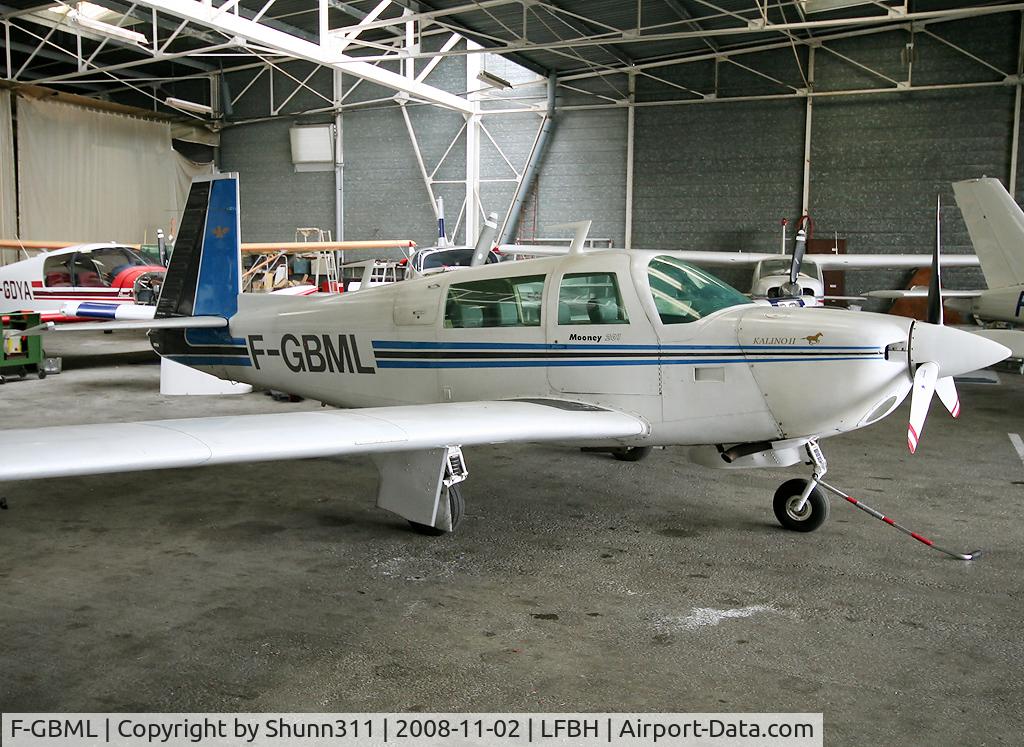 F-GBML, Mooney M20J 201 C/N 24-0530, Under his hangar...