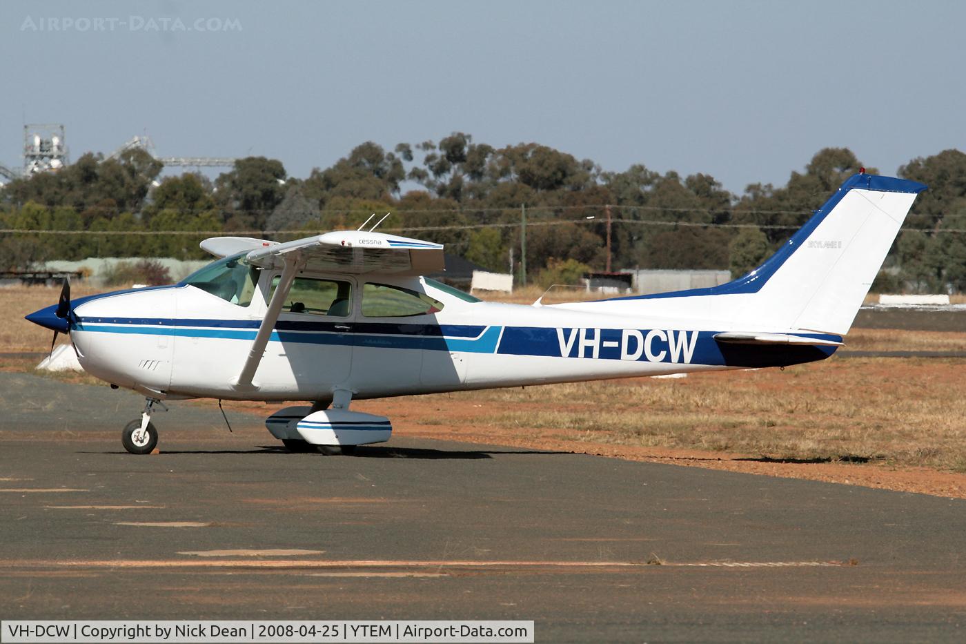 VH-DCW, 1978 Cessna 182Q Skylane C/N 18266217, /