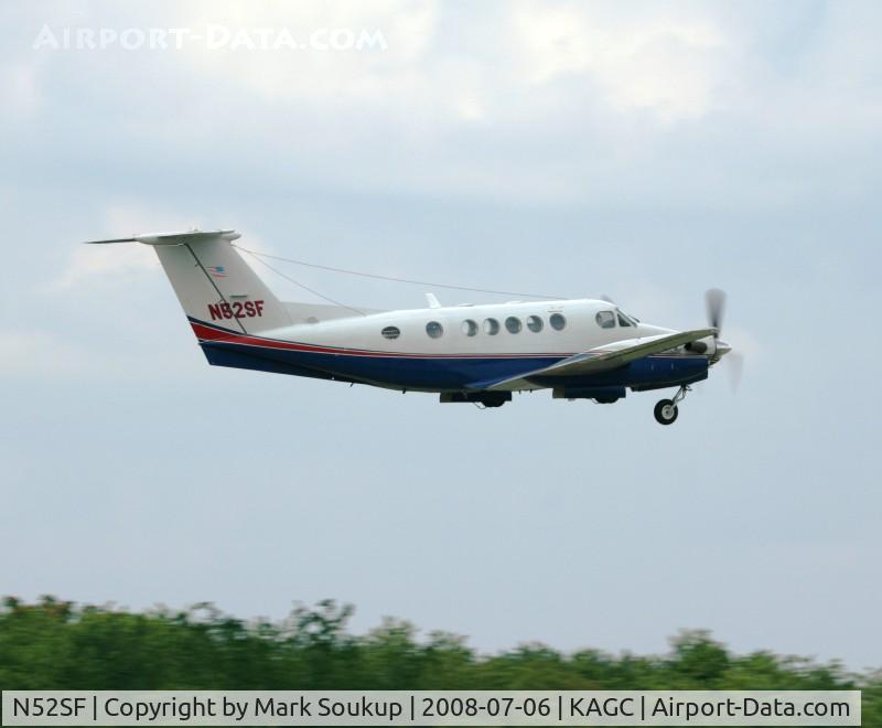 N52SF, 1975 Beech 200 King Air C/N BB-106, N52SF leaving KAGC