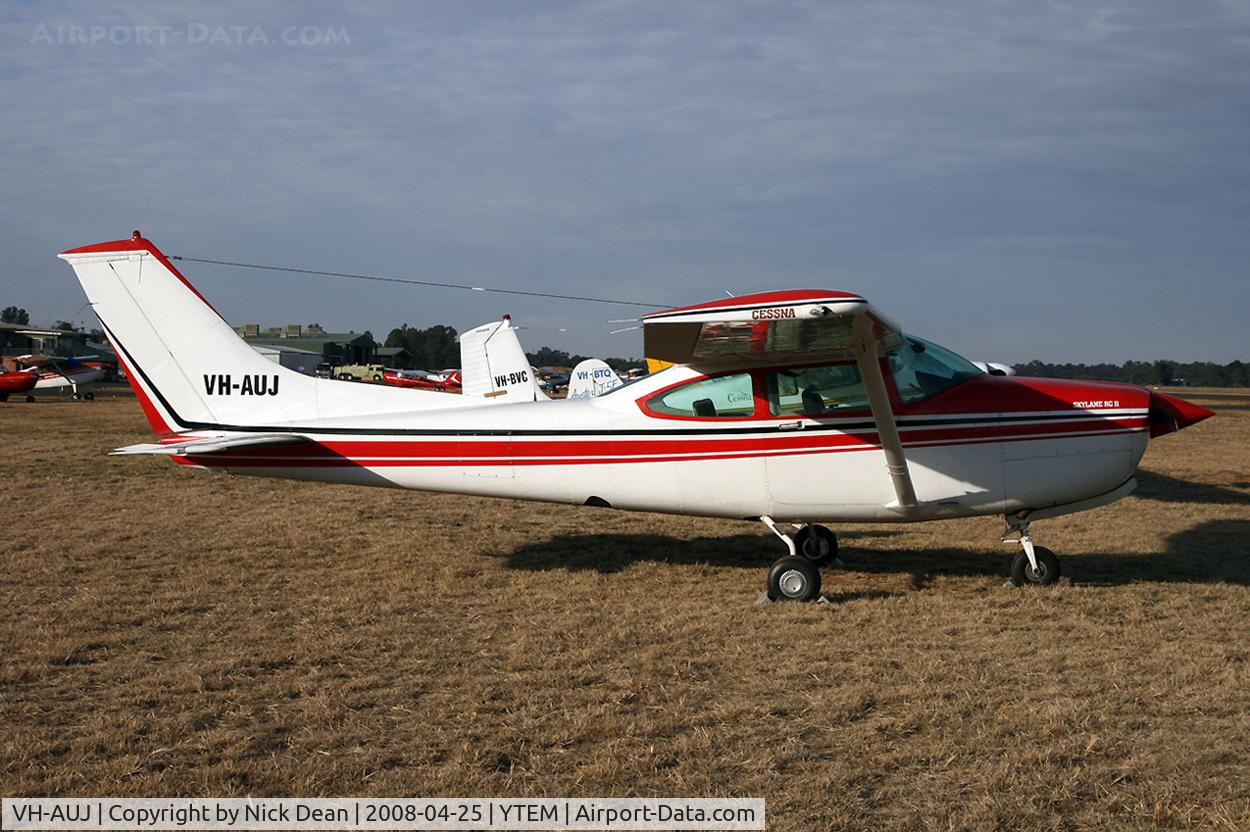 VH-AUJ, 1981 Cessna R182 Skylane RG C/N R18201798, YTEM