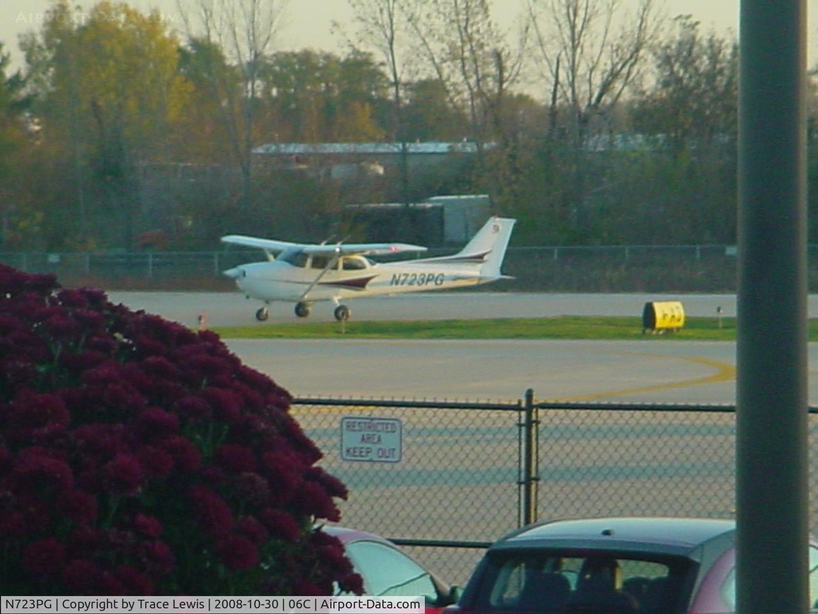N723PG, 1998 Cessna 172R C/N 17280675, Taxi in for Dinner at Schaumberg