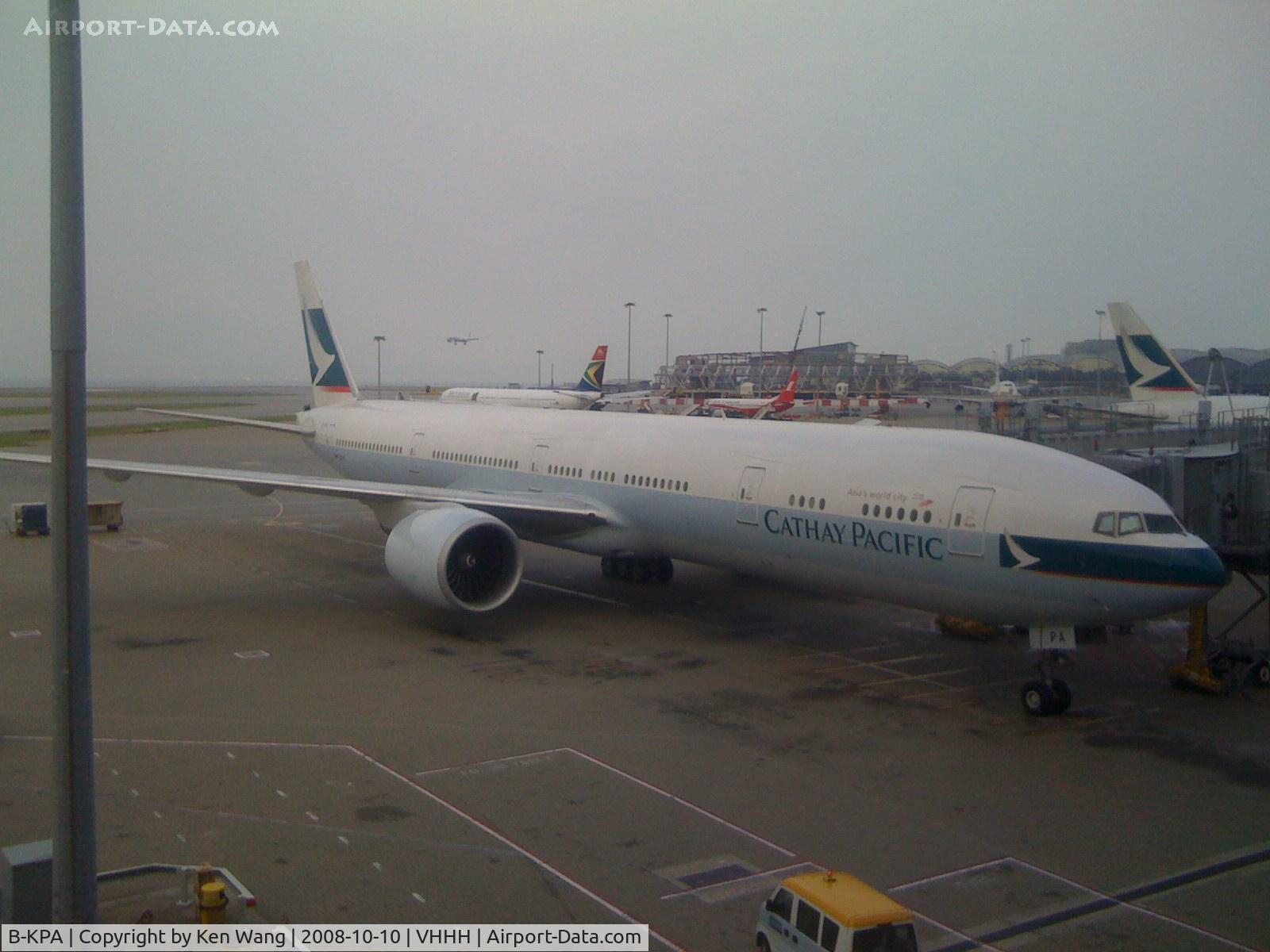 B-KPA, 2007 Boeing 777-367/ER C/N 36154, Cathay Pacific Boeing 777 waiting for passengers from Hong Kong to Toronto as CX826