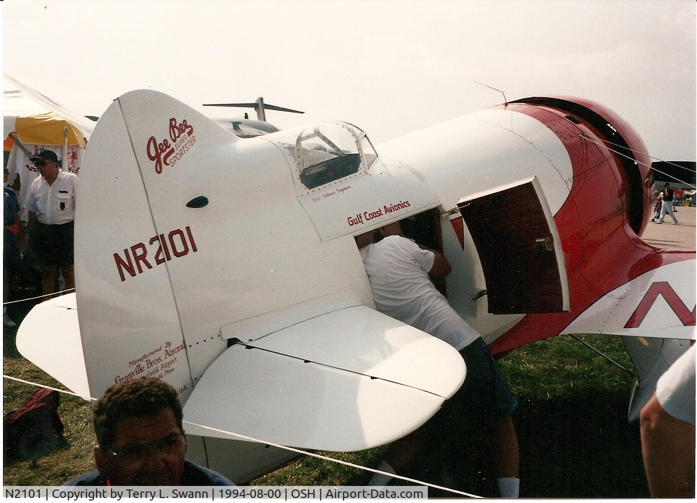 N2101, 1933 Granville Brothers Gee Bee Sportster E C/N R-2, Cheking something at airshow.