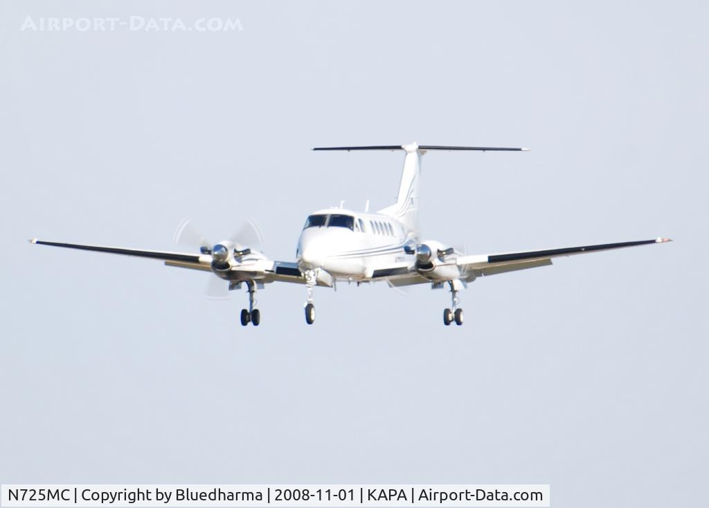 N725MC, 1976 Beech 200 Super King Air C/N BB-169, On final approach to 17L.