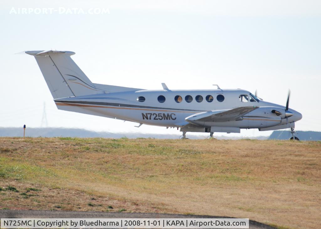 N725MC, 1976 Beech 200 Super King Air C/N BB-169, Position and Hold for 17L.