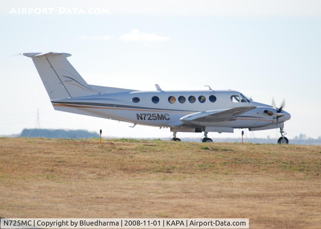N725MC, 1976 Beech 200 Super King Air C/N BB-169, Position and Hold for 17L.