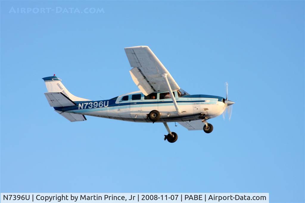 N7396U, 1978 Cessna 207A C/N 20700438, Short final to 18