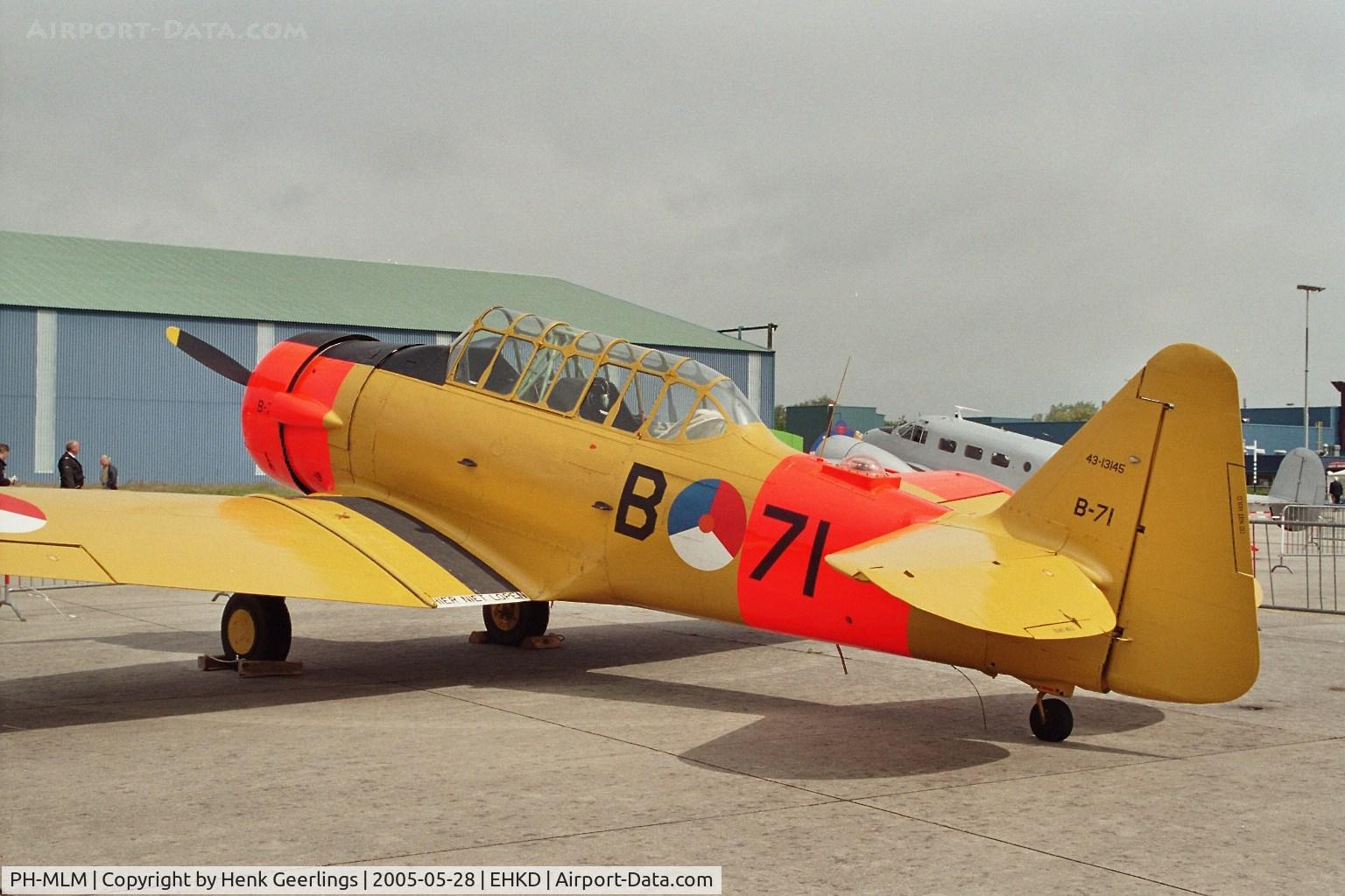 PH-MLM, Noorduyn AT-16 Harvard IIB C/N 14A-1444, Den Helder Airshow , 28 May 2005