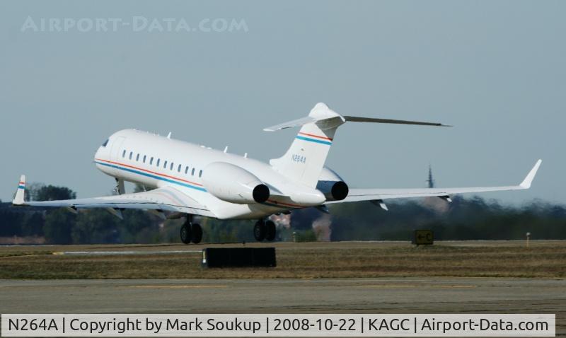 N264A, 2000 Bombardier BD-700-1A10 Global Express C/N 9064, N264A Leaving KAGC