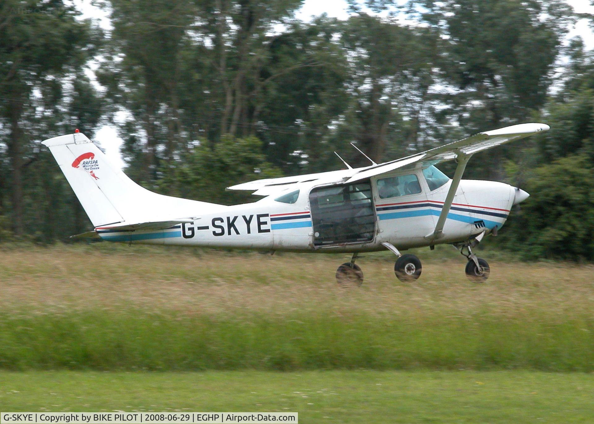 G-SKYE, 1978 Cessna TU206G Turbo Stationair Turbo Stationair C/N U206-04568, TAKING OF TO DROP SKYDIVERS AT THE CHARLES CHURCH FLY-IN